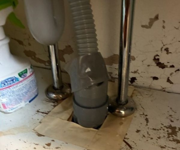 洗面台下の排水パイプから水漏れ