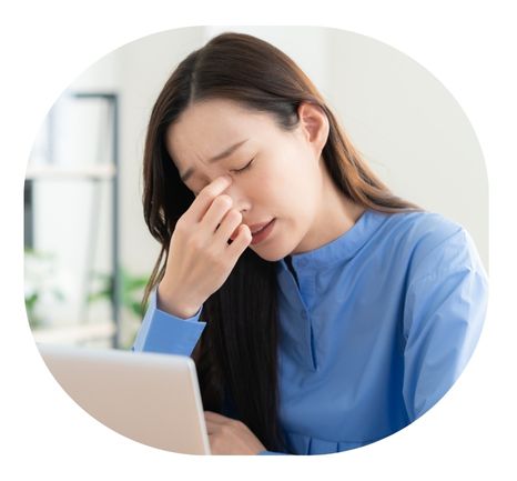 悩んでいる女性
