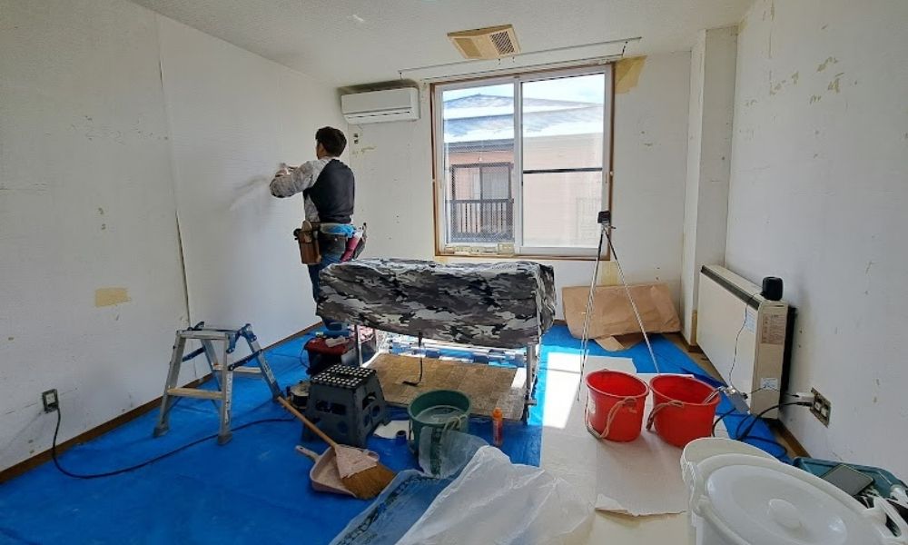 クロス張替えをするスタッフ